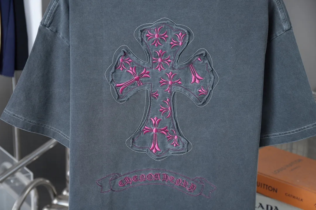 🅿️230 Ch*ome Hearte 25SS early spring new style Croix heart patch embroidered logo short sleeves Light luxury essential item for daily commuting for men and women Correct version Welcome to compare Detailed features · 320g 100% pure cotton double yarn jersey fabric · Custom dyed in the same vat with special thickened 32 count double-ply 1X1 thread · Front and back patch embroidery of Croix heart pattern · Ready-made garment dyeing Then do the faded fried snowflake process, then wash and make it look old · General washing to improve the effect · Double-needle stitching and seam-crossing process · Original main mark, washed tag, brand moisture-proof paper packaging Color: black gray red/black gray yellow Size: S/M/L/XL